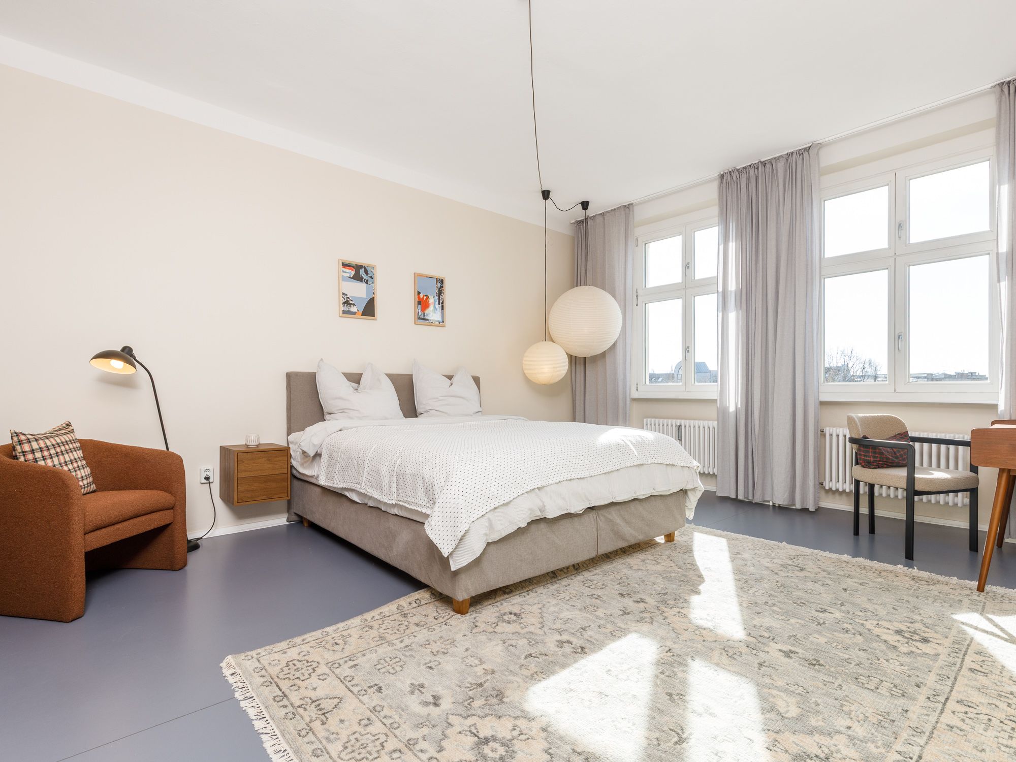 Großzügiges Schlafzimmer zum ruhigen Innenhof 