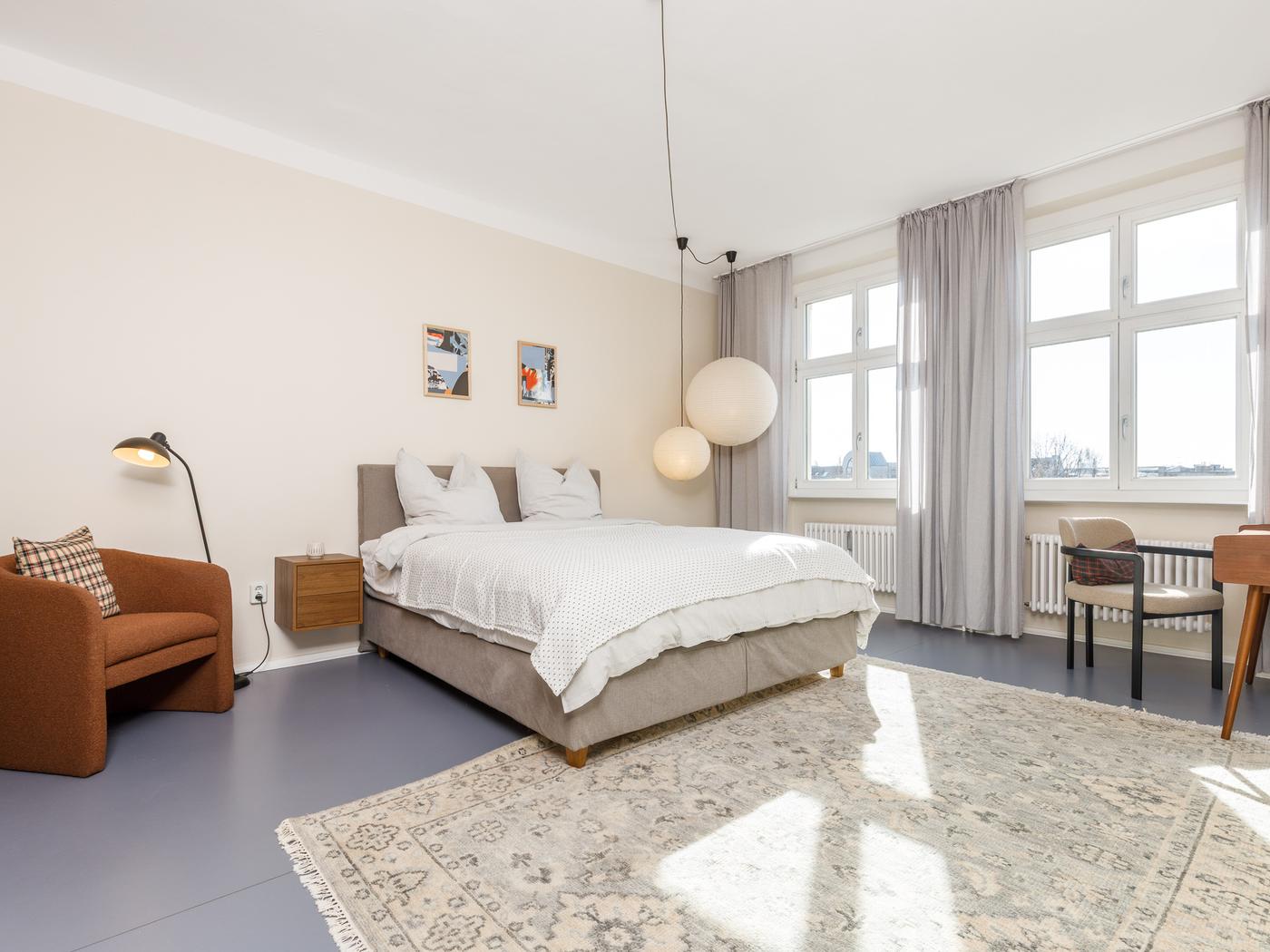 Großzügiges Schlafzimmer zum ruhigen Innenhof  Großzügiges Schlafzimmer zum ruhigen Innenhof