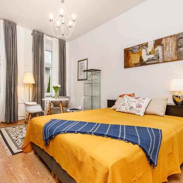 Schlafzimmer Bett Tisch Lampe Vorhänge