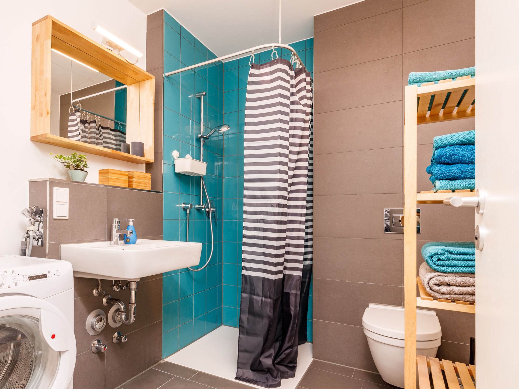 Modern bathroom with walk-in shower 