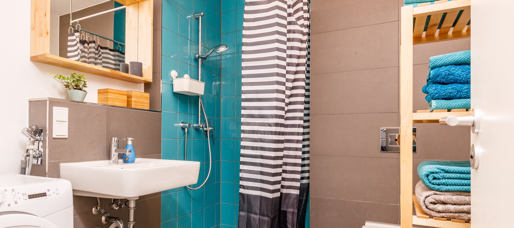 Modernes Duschbad mit walk-in Rainshower Modernes Duschbad mit walk-in Rainshower