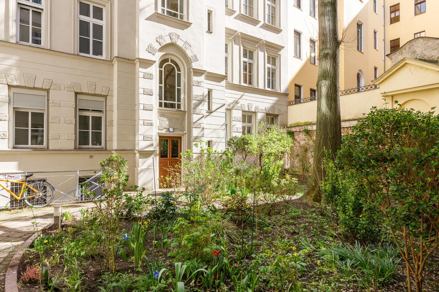 Ruhiger Innenhof mit herrlicher Begrünung  Ruhiger Innenhof mit herrlicher Begrünung