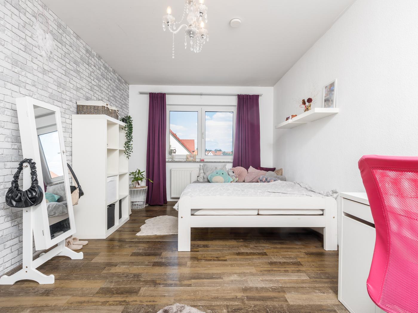 Weiteres Kinder- bzw. Arbeitszimmer Weiteres Kinder- bzw. Arbeitszimmer