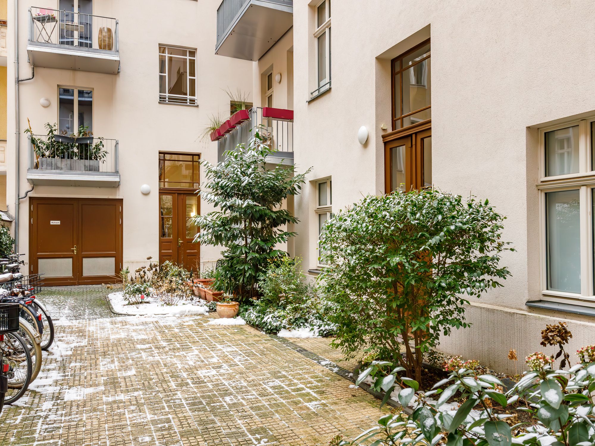 Gepflegter Innenhof mit Fahrstellplätzen 