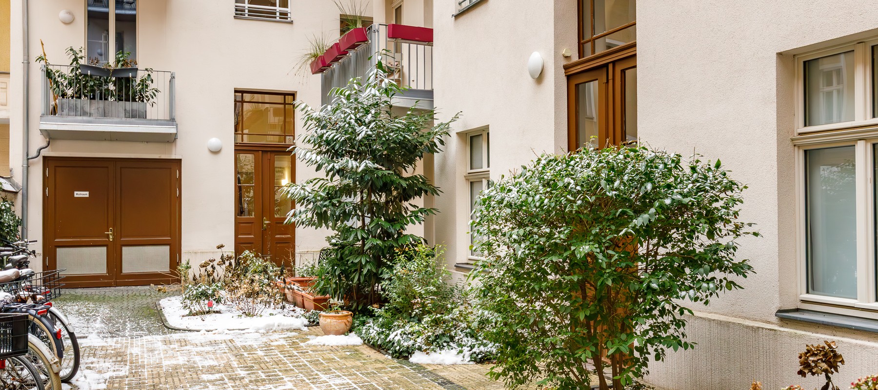 Gepflegter Innenhof mit Fahrstellplätzen Gepflegter Innenhof mit Fahrstellplätzen