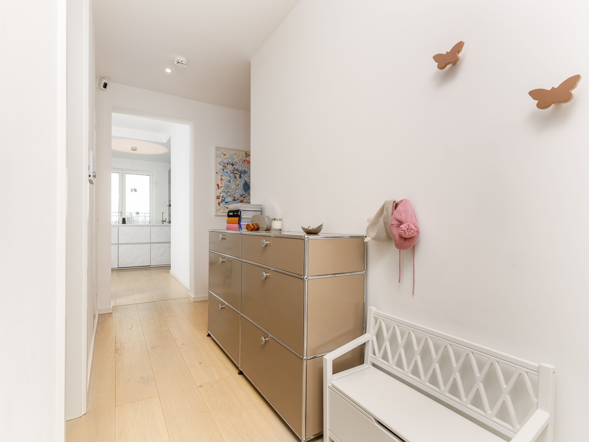 Großes Entrée mit Kleiderschrank 