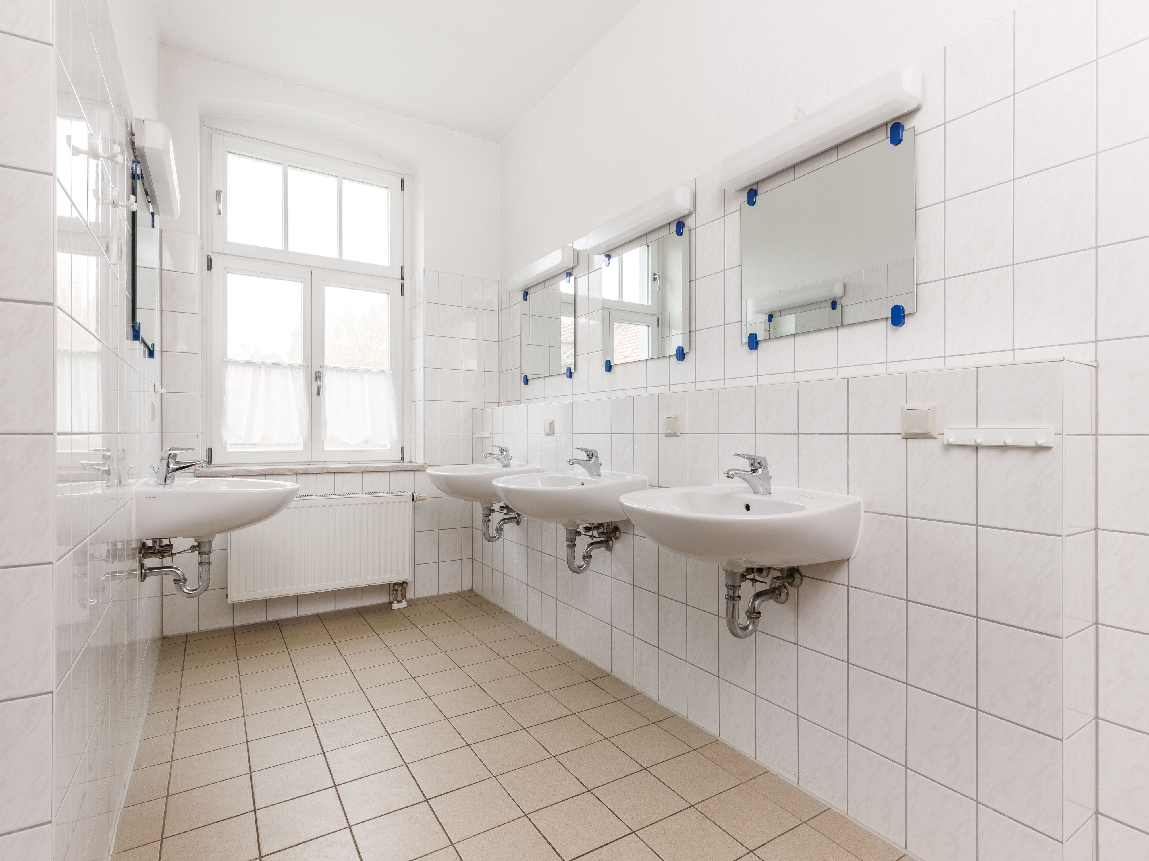 Gepflegte Sanitärbereich mit 4 Waschbecken 