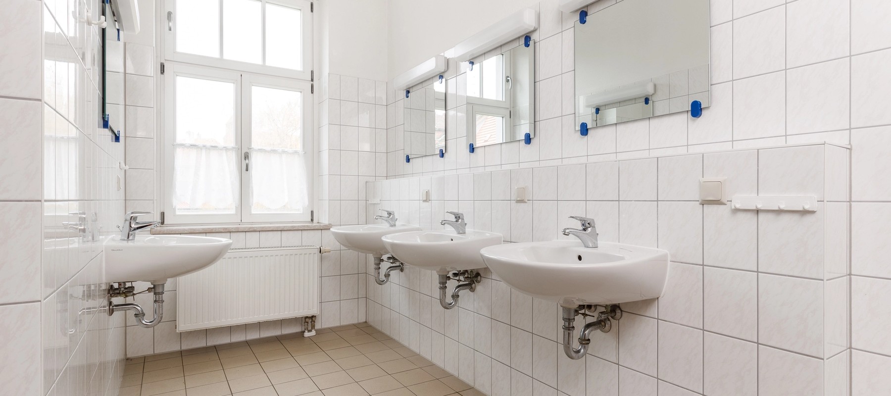 Gepflegte Sanitärbereich mit 4 Waschbecken Gepflegte Sanitärbereich mit 4 Waschbecken