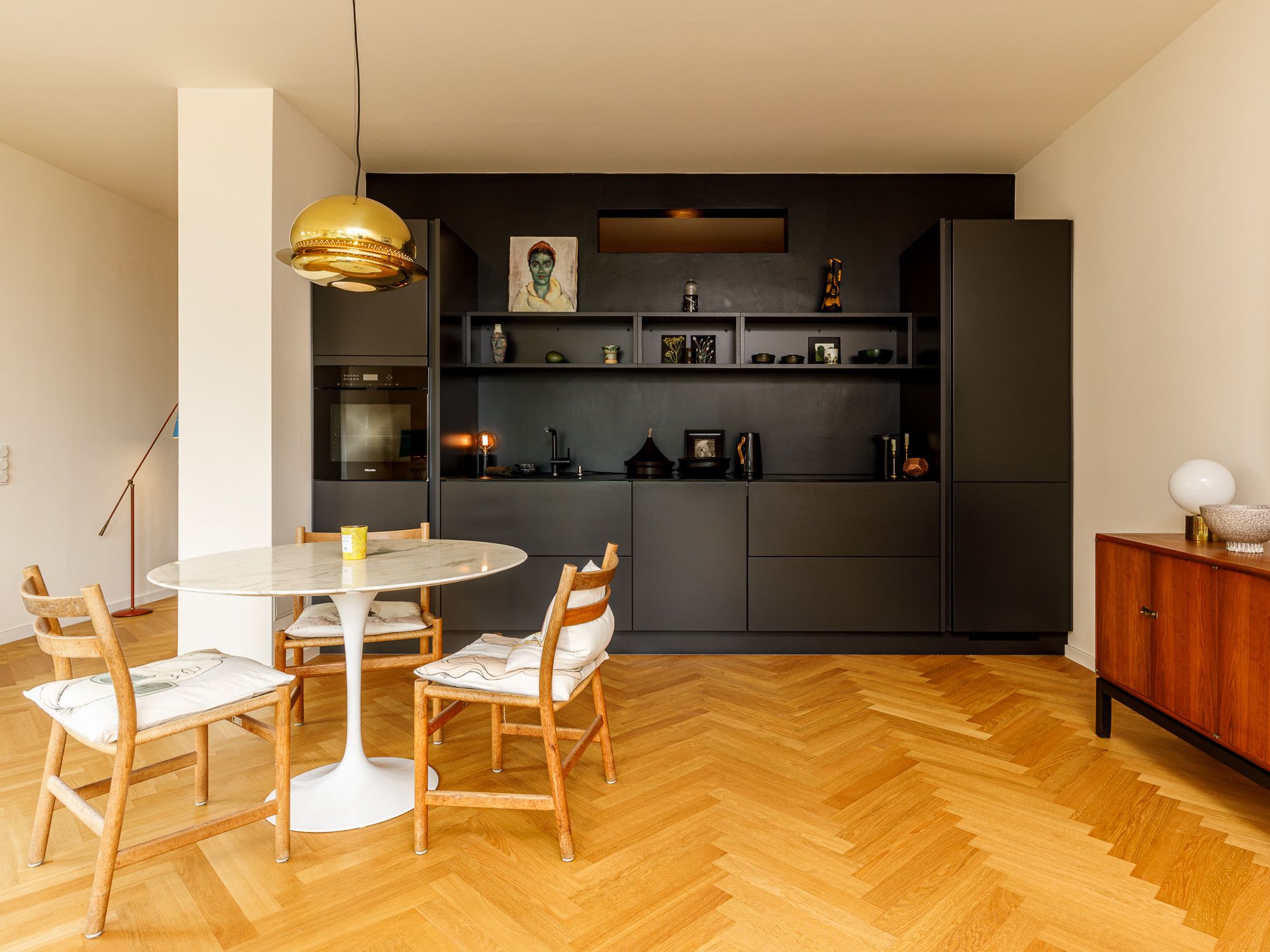 Open kitchen and dining area 