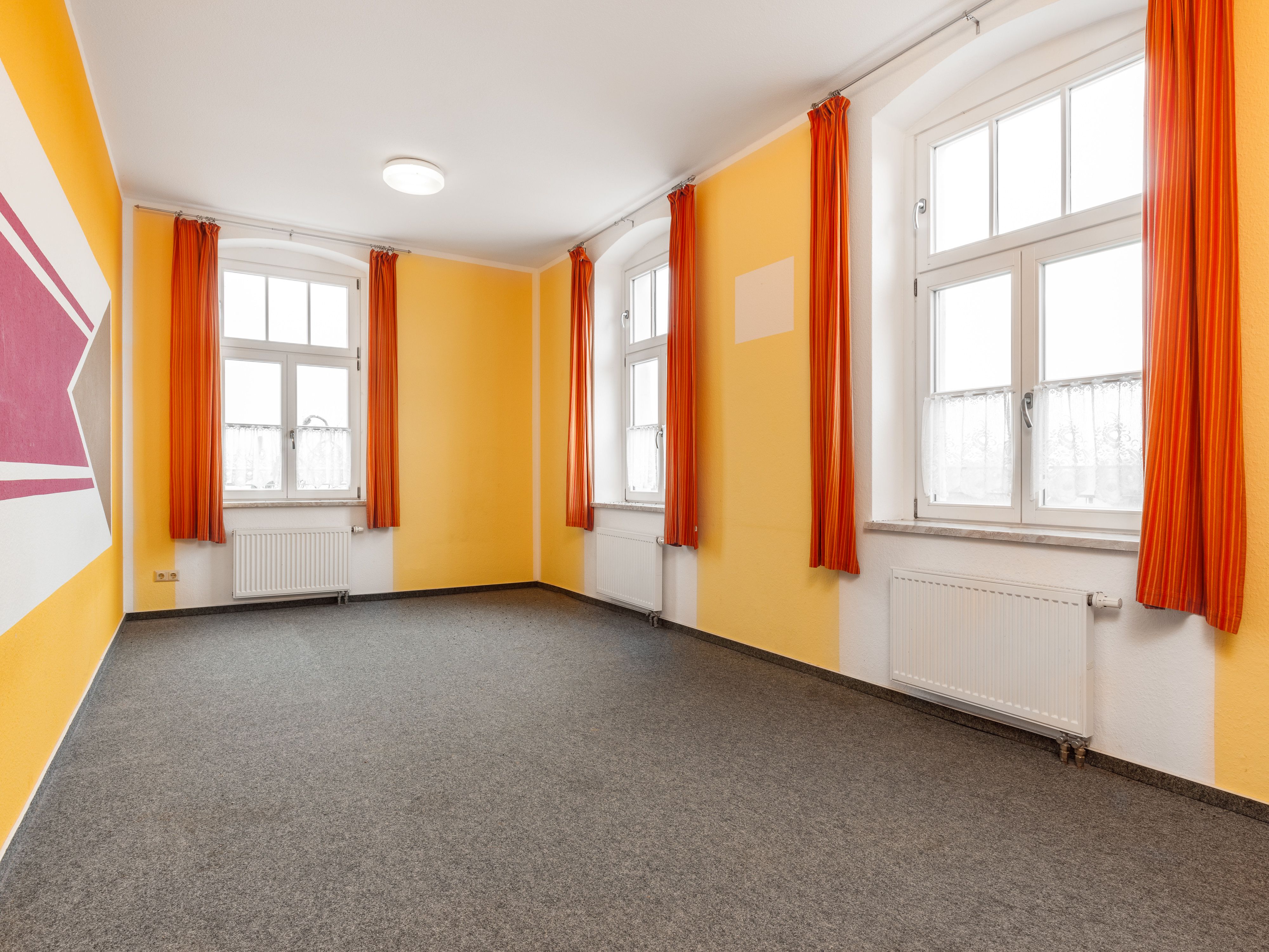 Lichtdurchfluteter Schlafraum mit Havelblick