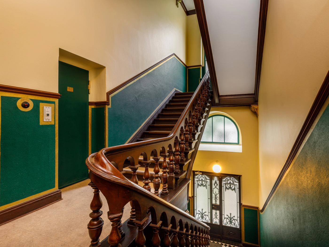 Treppenhaus mit Stuck- und Stilelementen  Treppenhaus mit Stuck- und Stilelementen