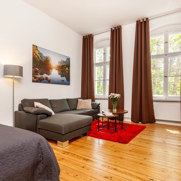 Wohnzimmer Dielenboden Ecksofa Doppelfenster