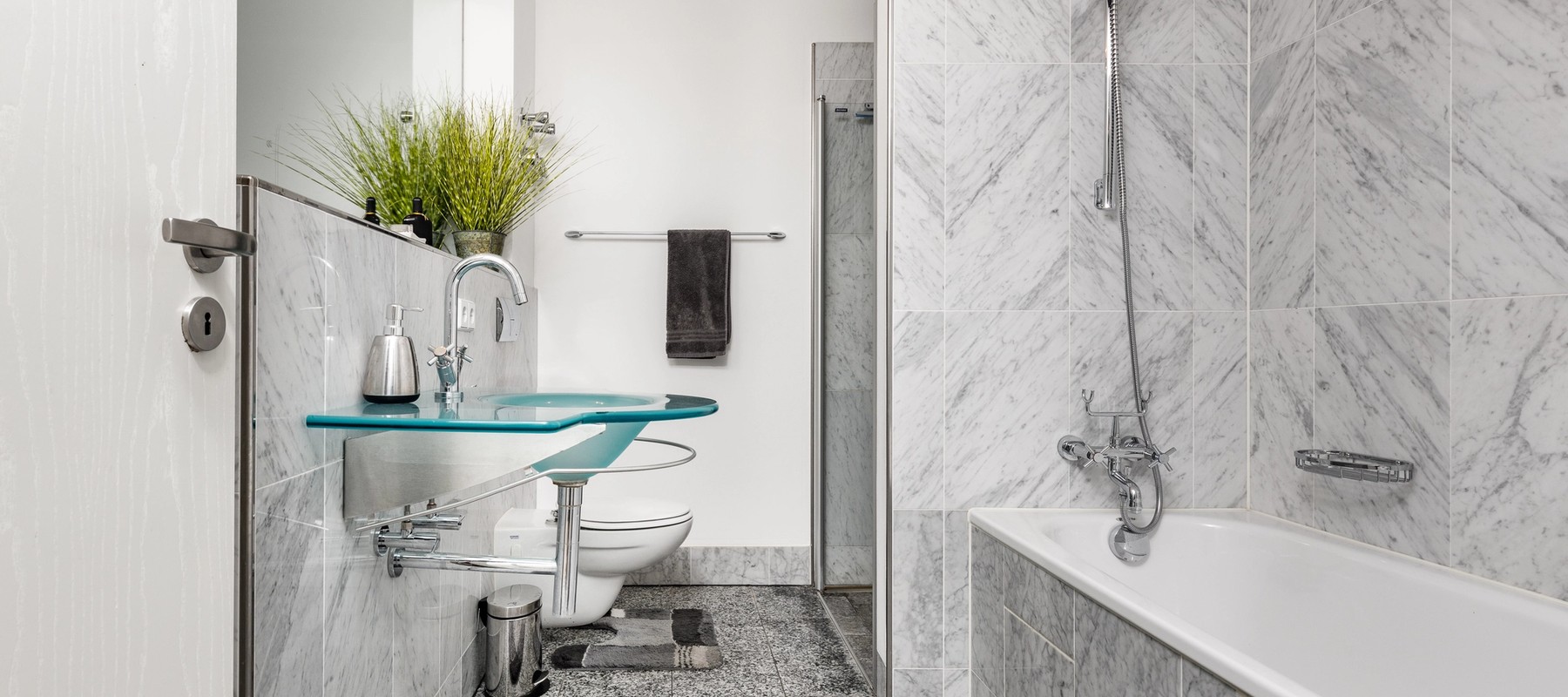 Tagesbelichtetes Vollbad mit Regendusche Tagesbelichtetes Vollbad mit Regendusche