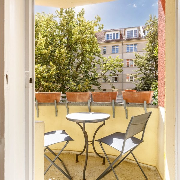 Balkon Tisch Stühle Pflanzkästen Innenhof