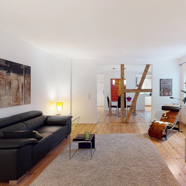 Wohnbereich Dielenboden Sichtbalken Durchgang Küche