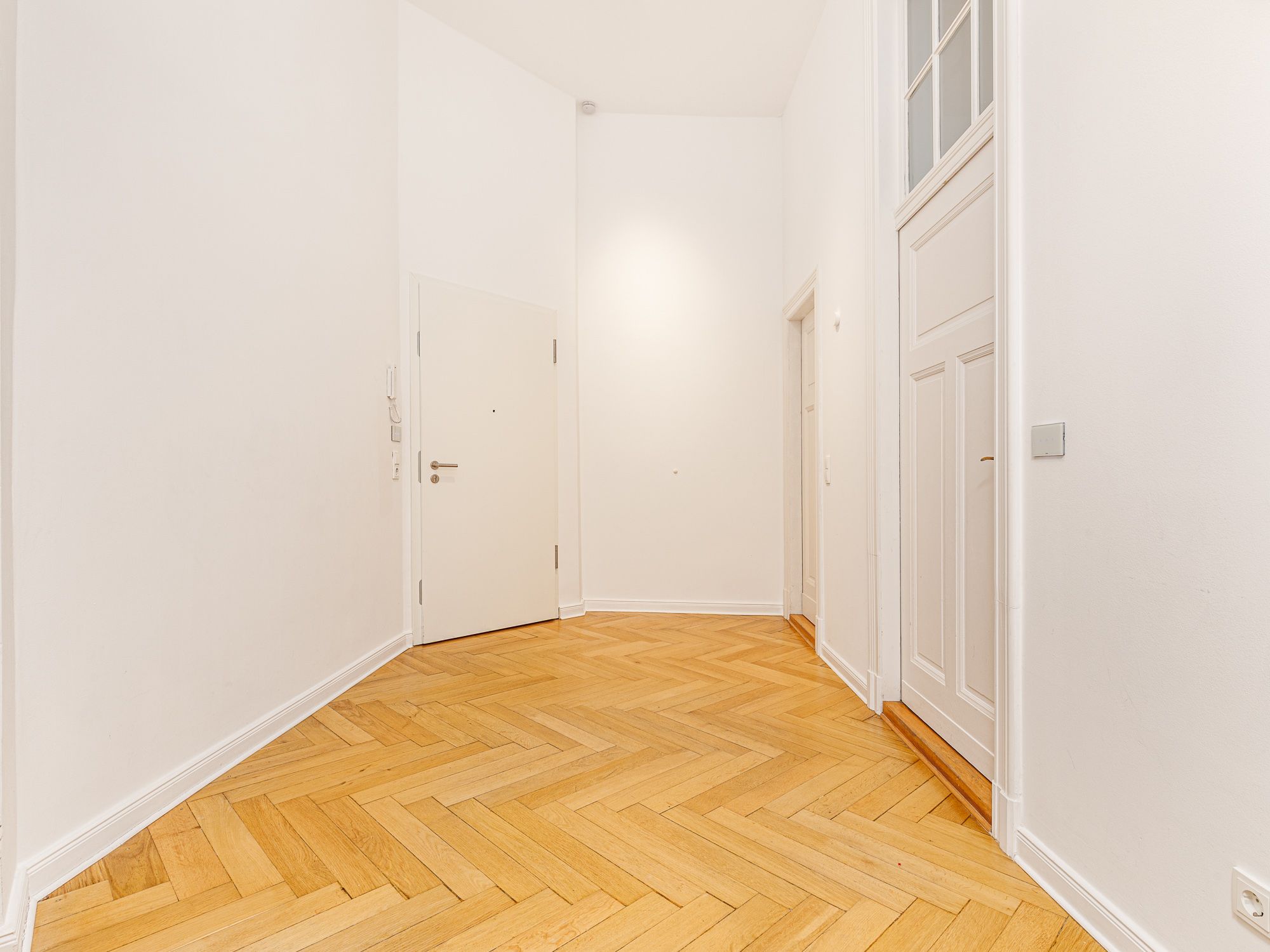 Stately apartment in an old building with separate living quarters, within walking distance of Bayerischer Platz