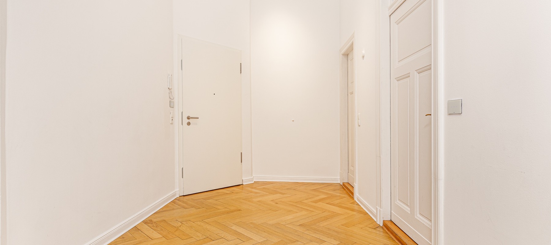 Stately apartment in an old building with separate living quarters, within walking distance of Bayerischer Platz