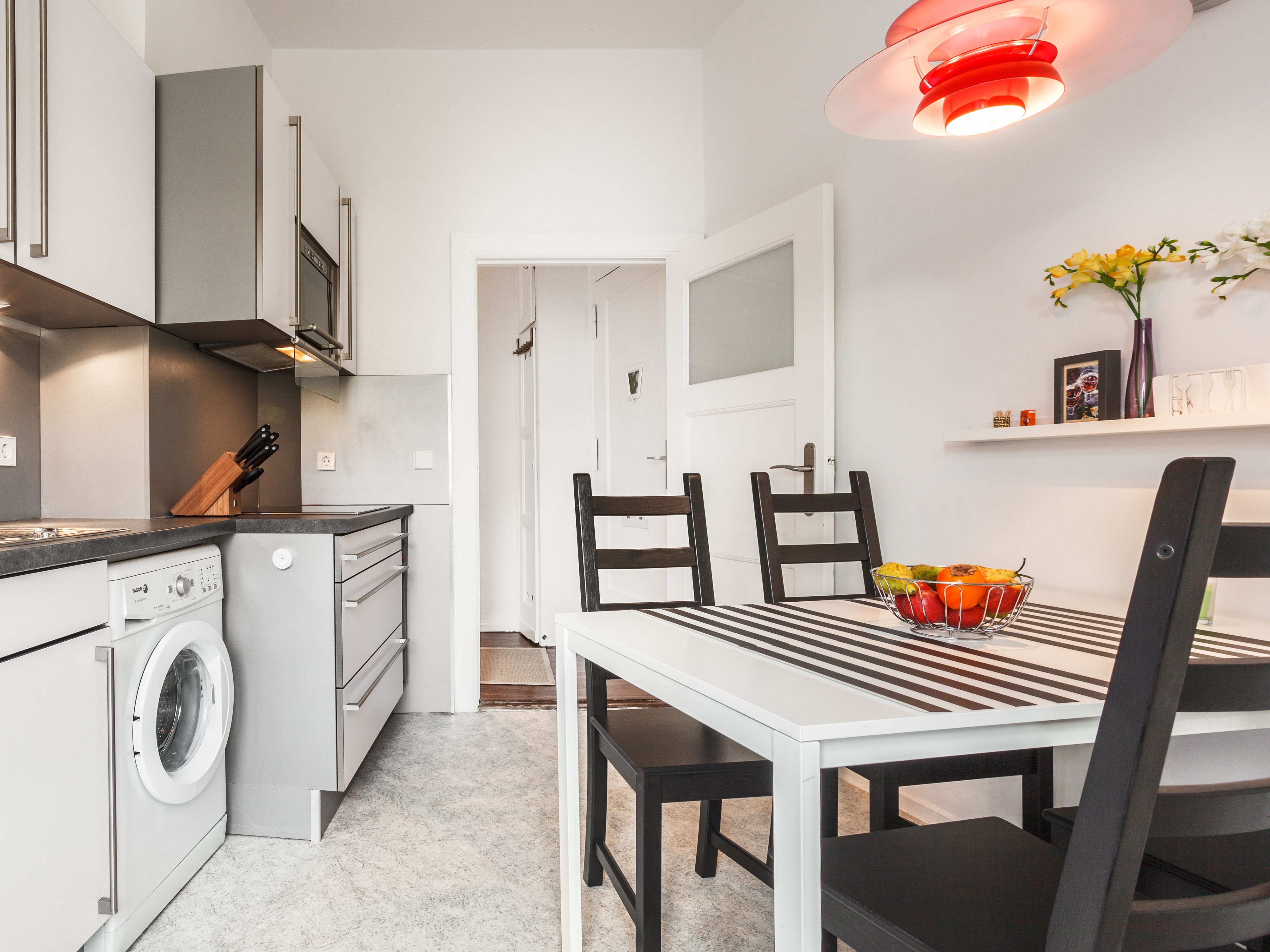 Separater Küchenbereich mit Essecke 