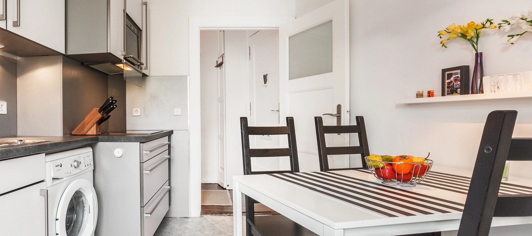 Separater Küchenbereich mit Essecke Separater Küchenbereich mit Essecke