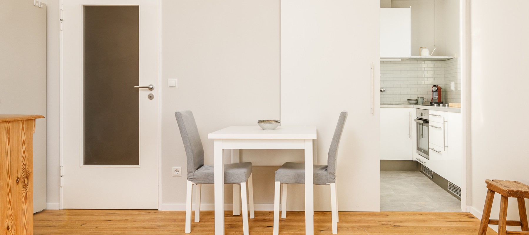 Halb-offener Küchenbereich mit Sitzecke Halb-offener Küchenbereich mit Sitzecke