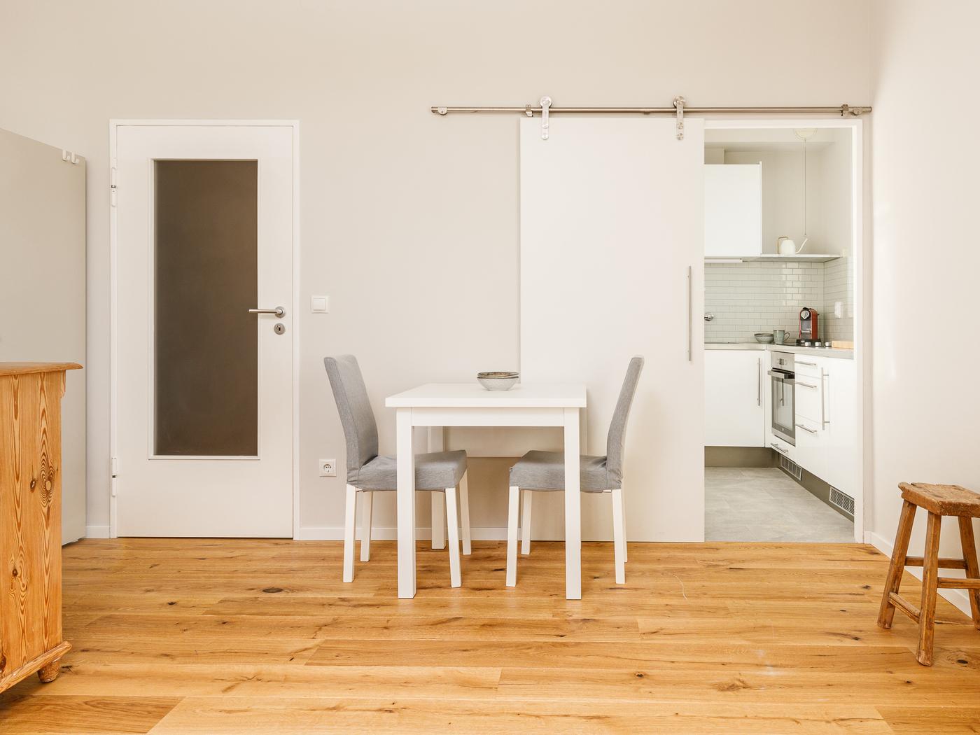 Halb-offener Küchenbereich mit Sitzecke Halb-offener Küchenbereich mit Sitzecke