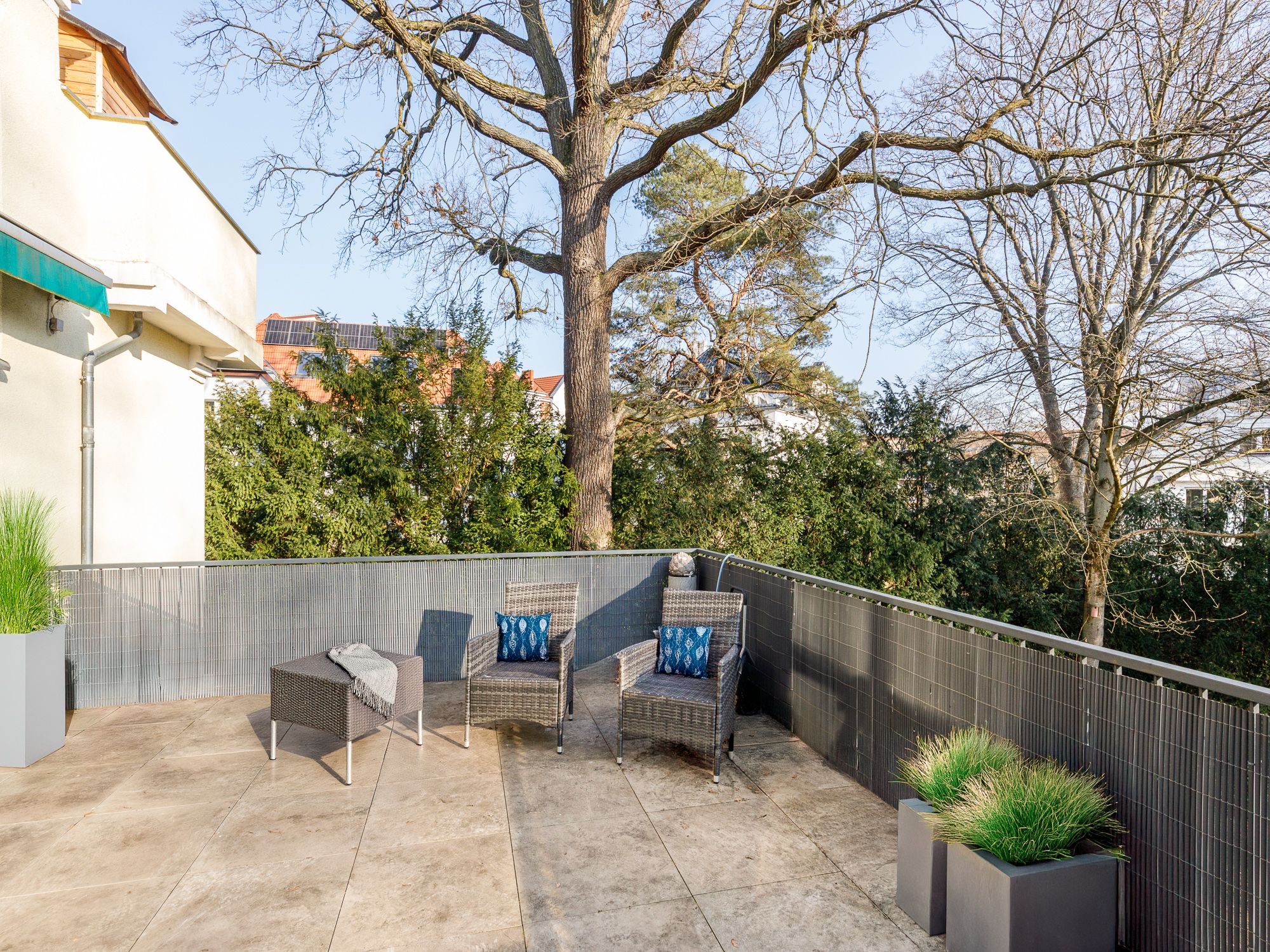 Sonnige Terrasse mit Blick in den Garten 