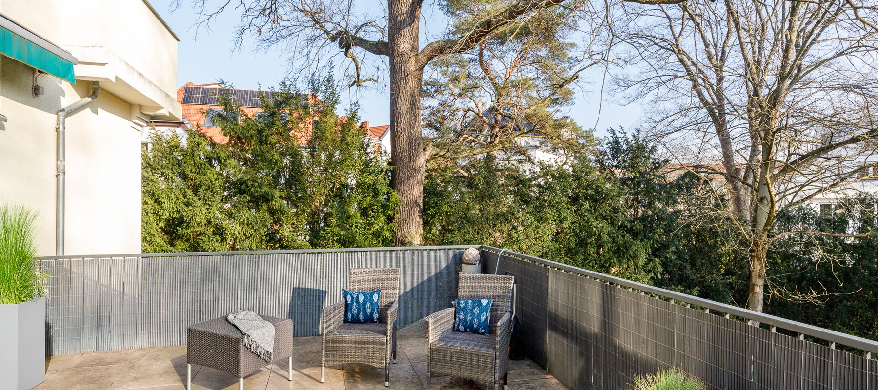 Sonnige Terrasse mit Blick in den Garten Sonnige Terrasse mit Blick in den Garten