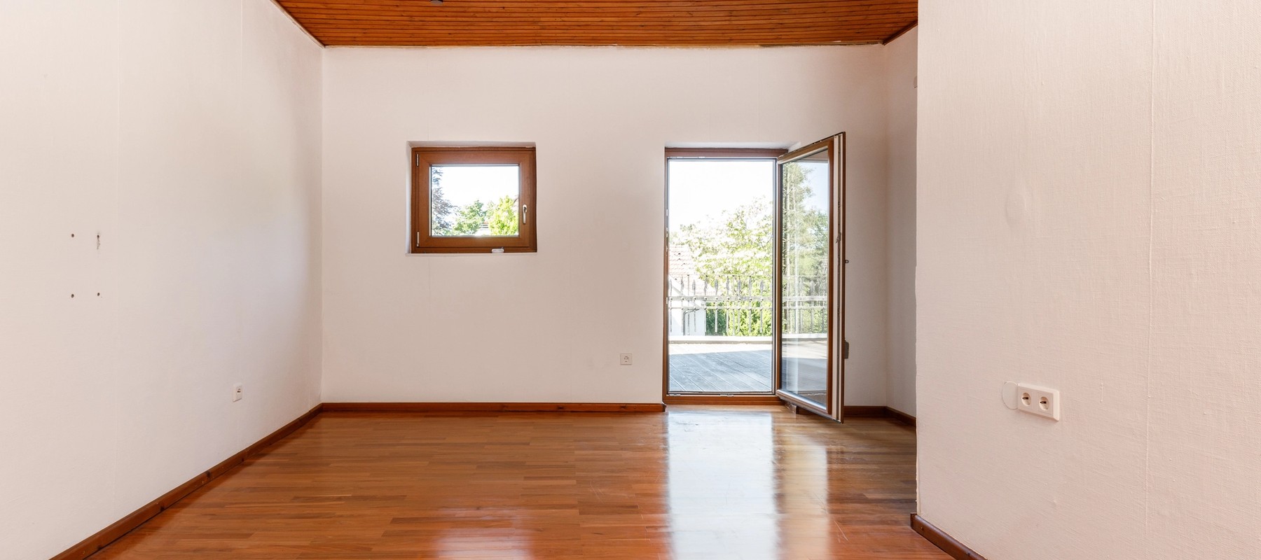 Hauptschlafzimmer mit Süd-Balkon Hauptschlafzimmer mit Süd-Balkon