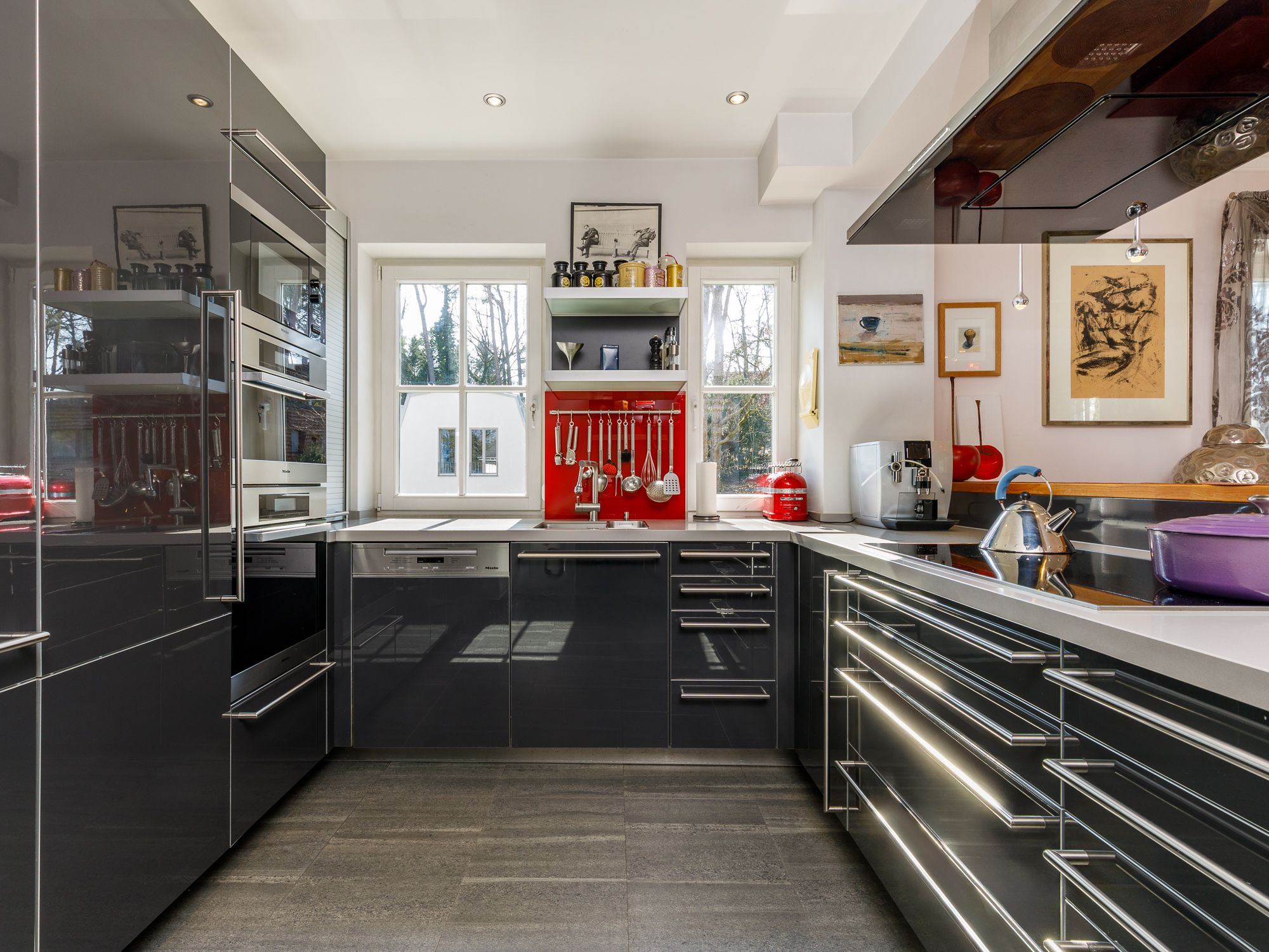 Built-in kitchen with modern appliances 