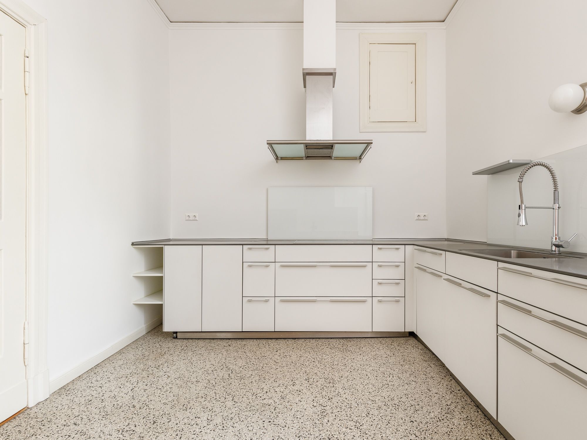 Luxuriöse Einbauküche mit Elektrogeräten