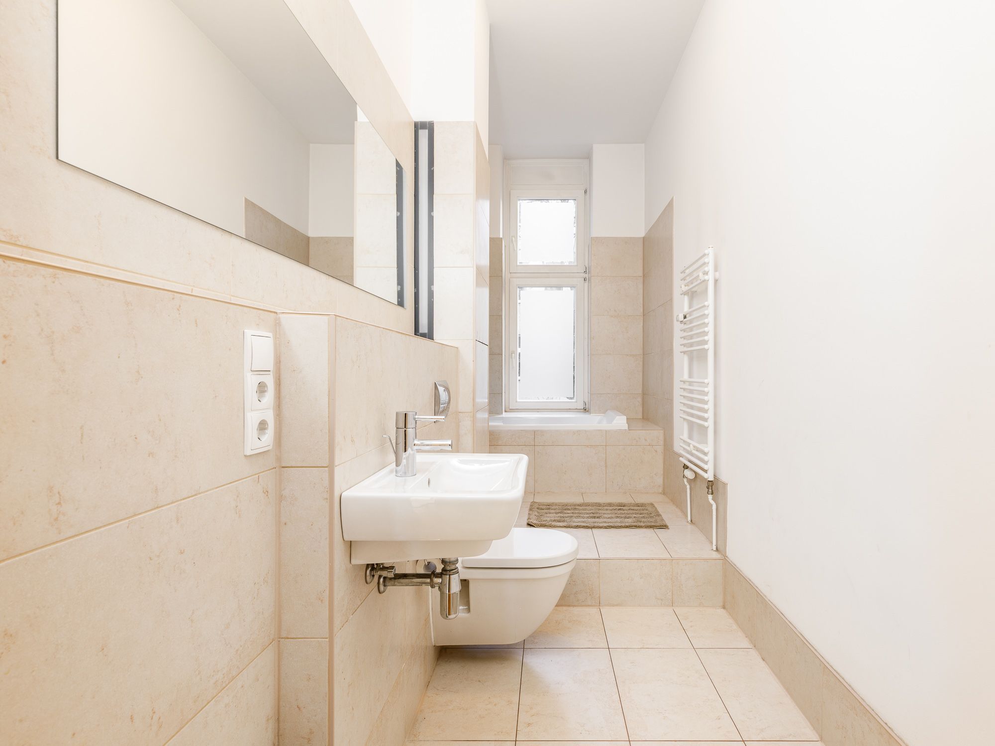 Modernes Tageslichtbad mit Wanne 