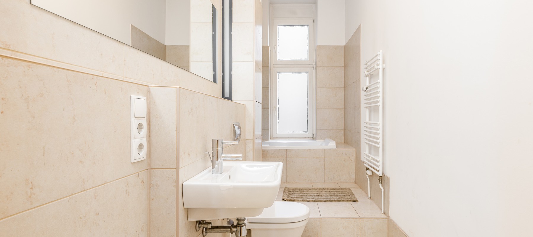 Modernes Tageslichtbad mit Wanne Modernes Tageslichtbad mit Wanne