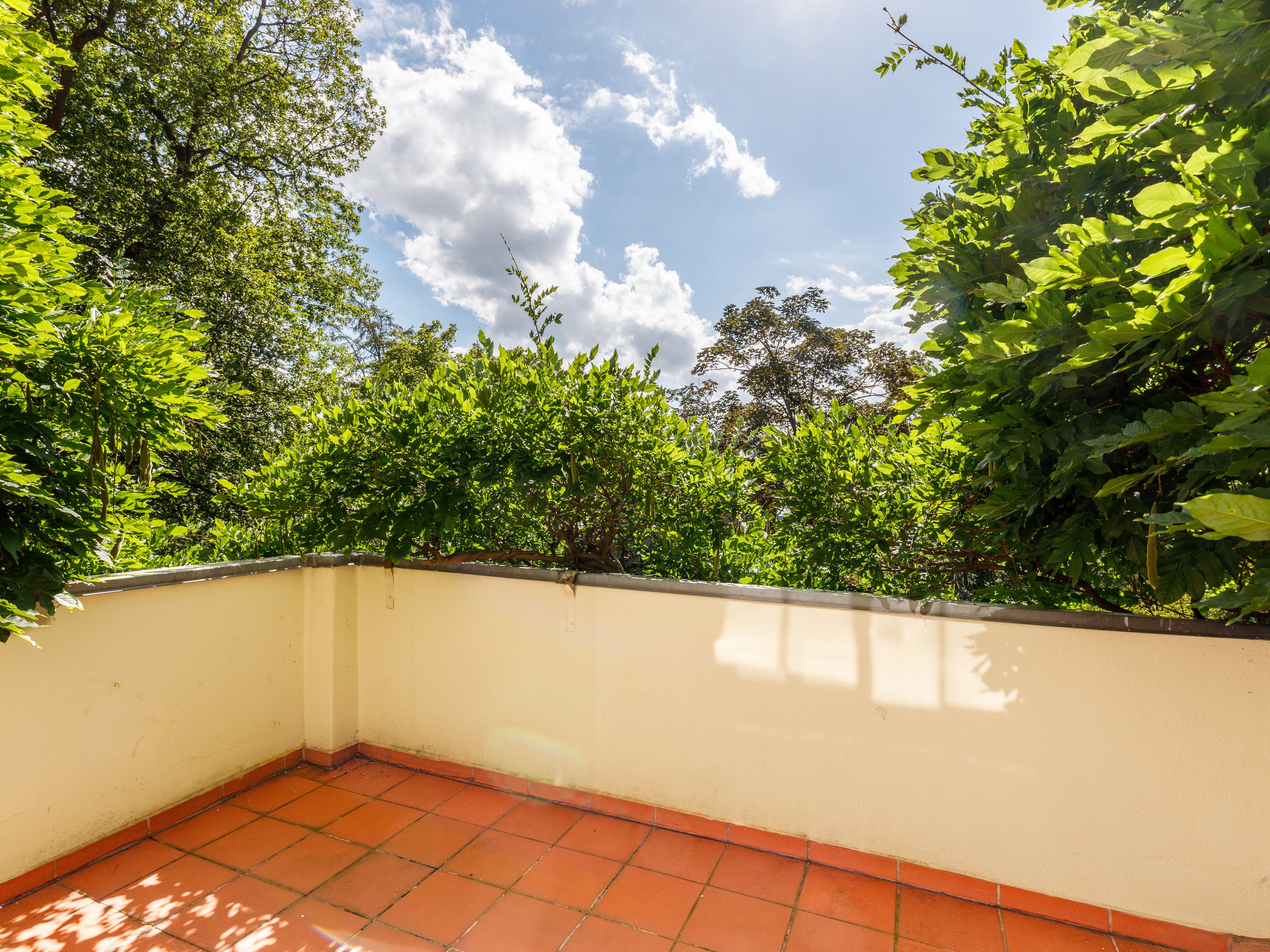 Große Terrasse mit Blick in den Garten 