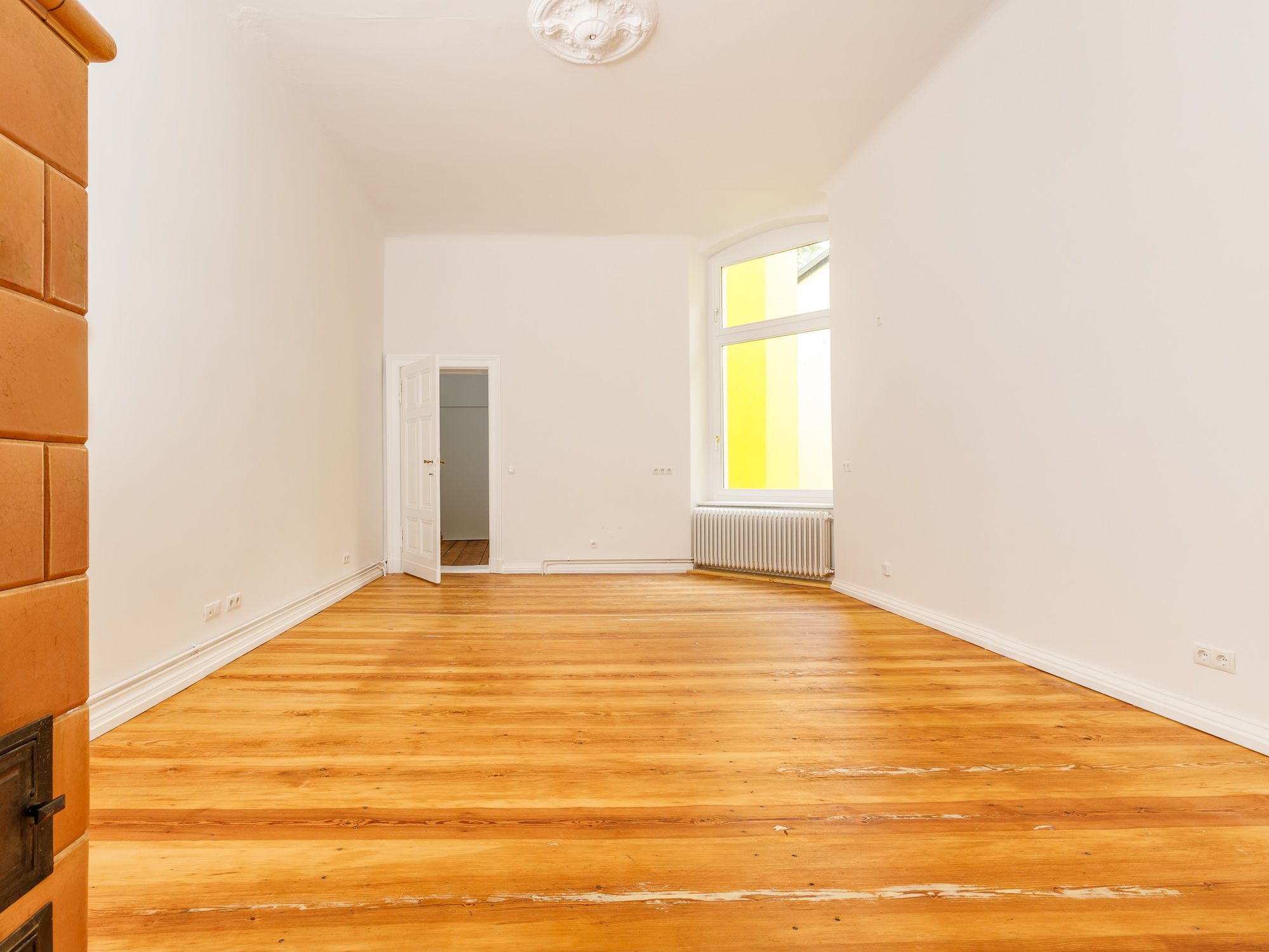 Wohnzimmer mit historischem Kachelofen 