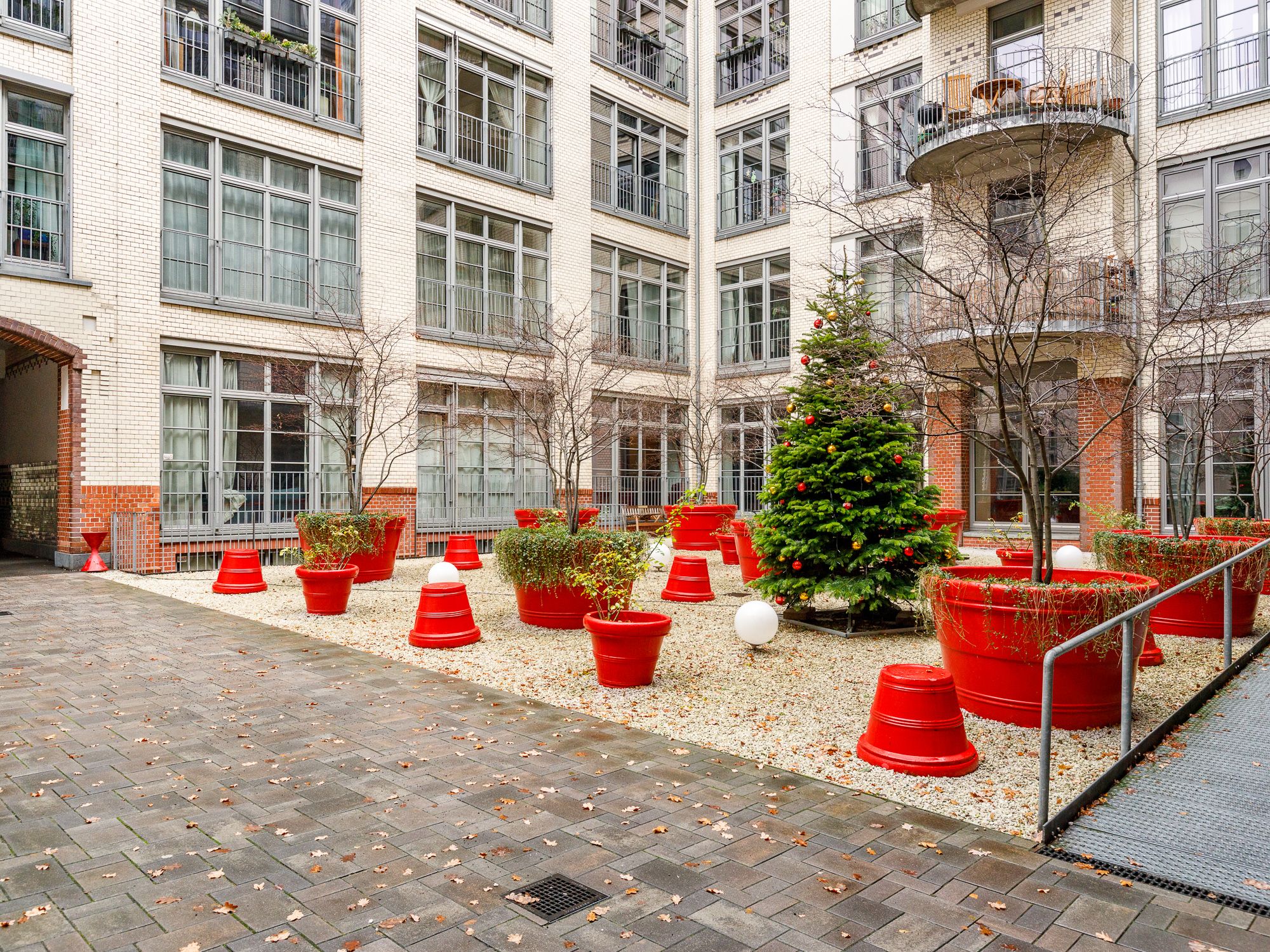 Festlich dekorierter Innenhof 