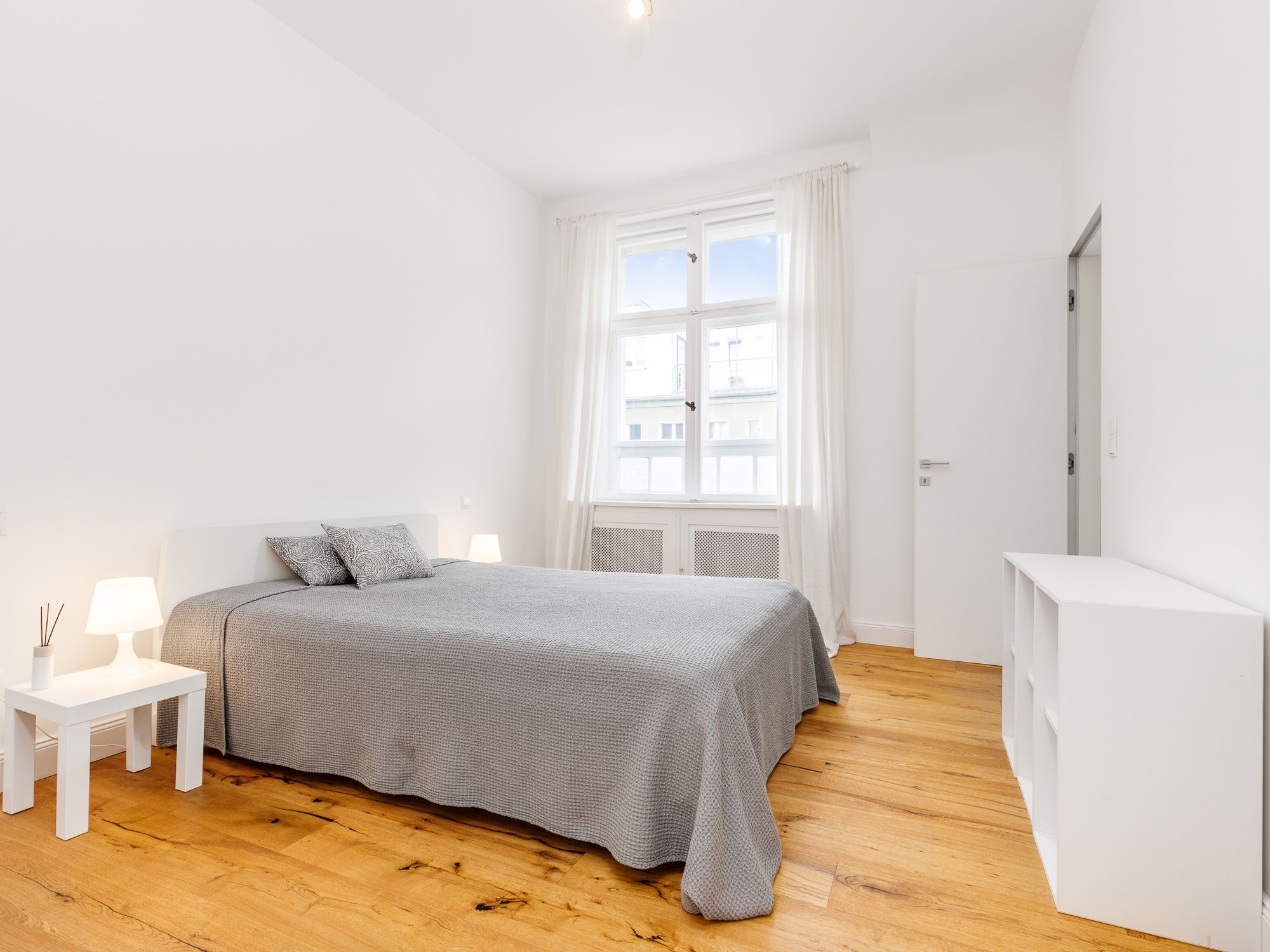 Stately apartment in an old building with separate living quarters, within walking distance of Bayerischer Platz