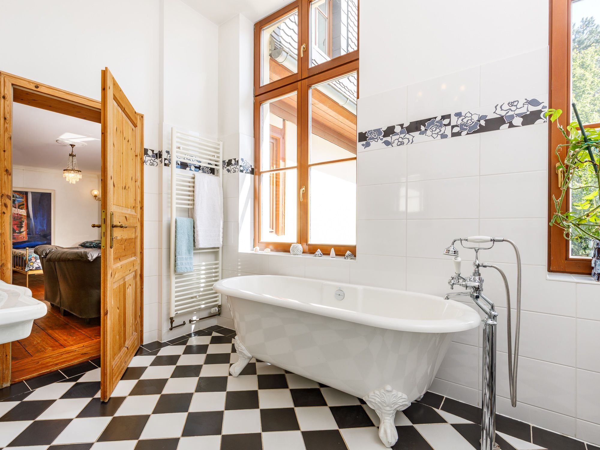 Stilvolles Badezimmer mit Badewanne und hochwertiger Ausstattung