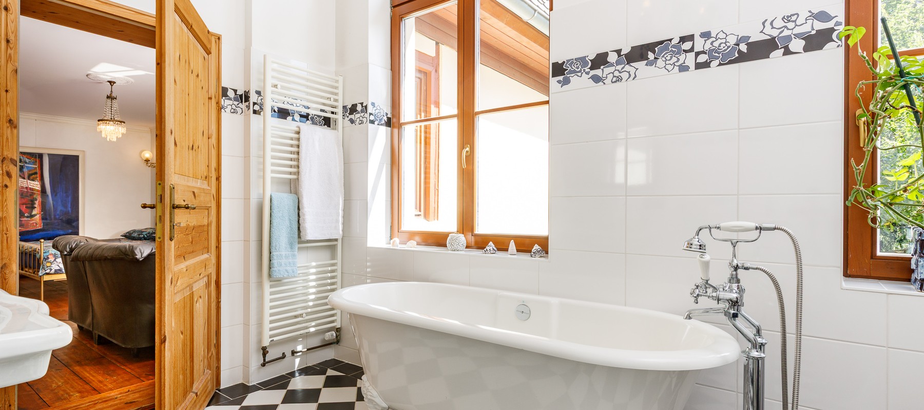 Stilvolles Badezimmer mit Badewanne und hochwertiger Ausstattung Stilvolles Badezimmer mit Badewanne und hochwertiger Ausstattung