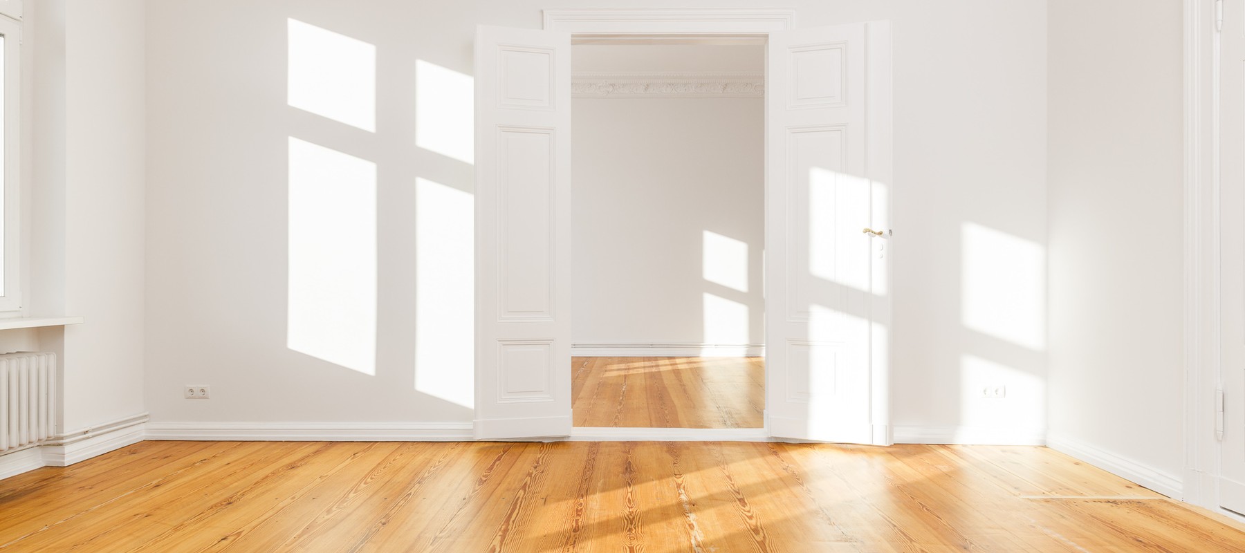 Lichtdurchflutetes Wohnzimmer mit Flügeltür Lichtdurchflutetes Wohnzimmer mit Flügeltür