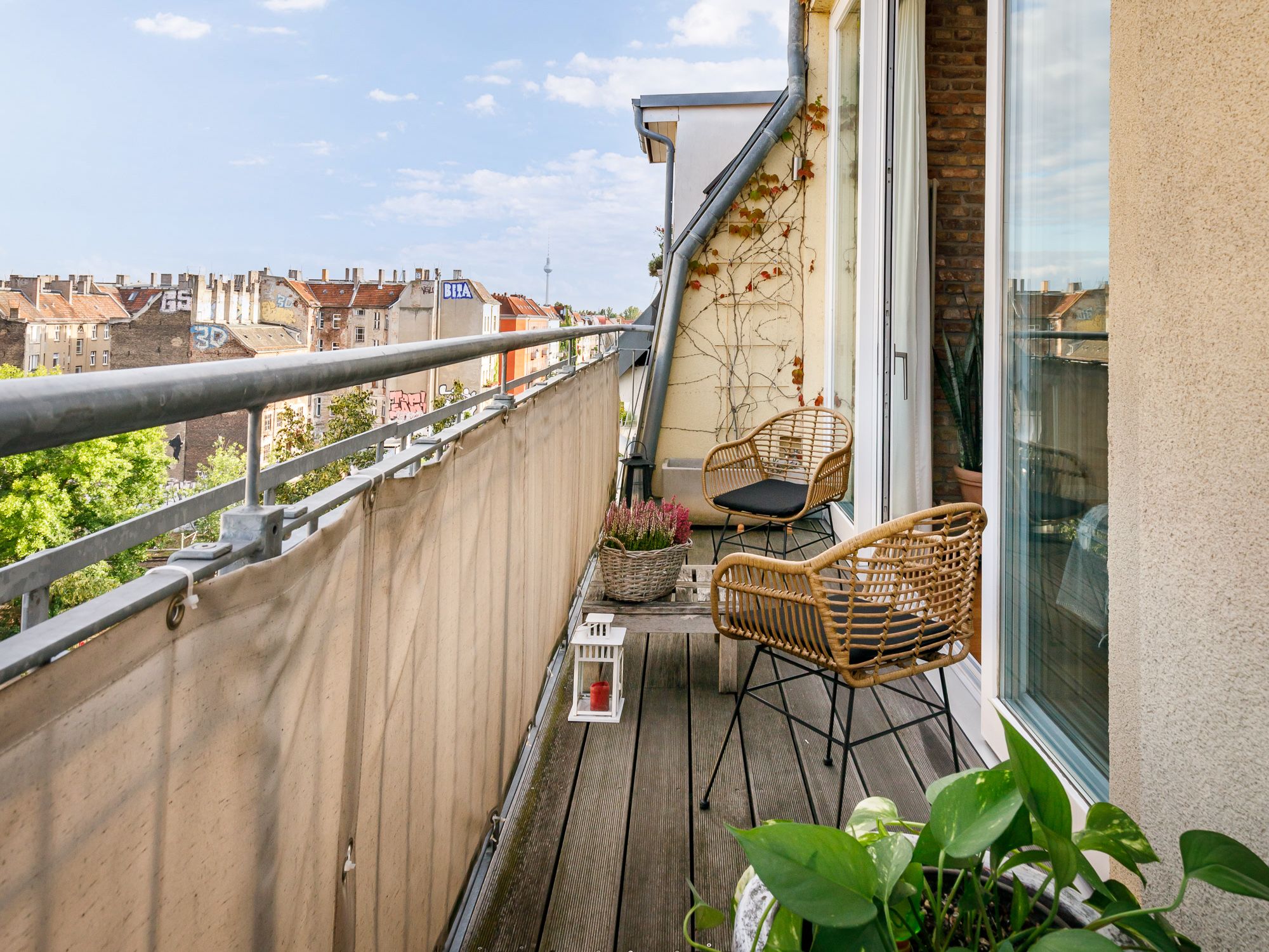 Sonnenterrasse mit Blick auf den Fernsehturm