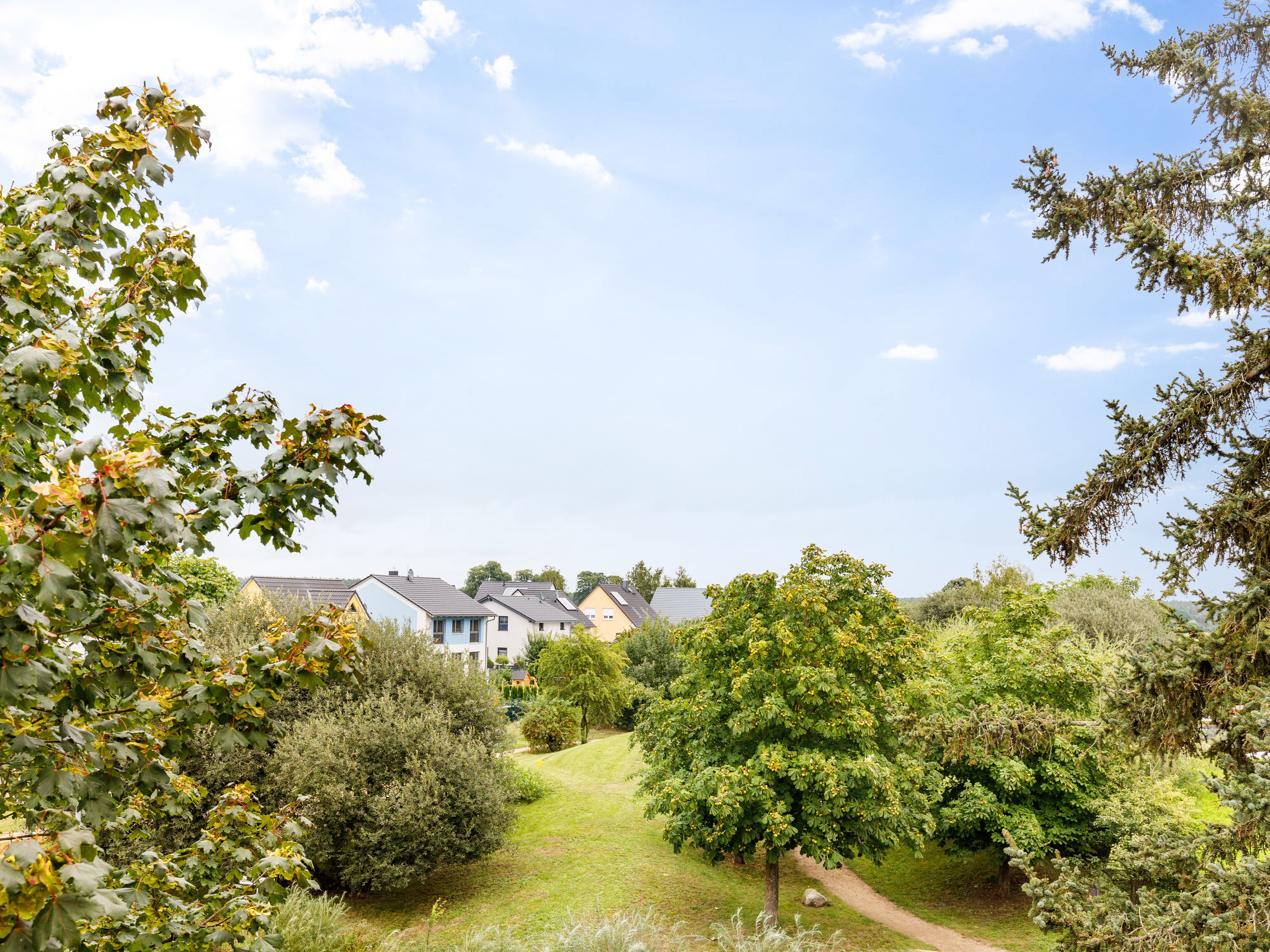 Idyllischer Grünblick auf den Park mit Spielplatz