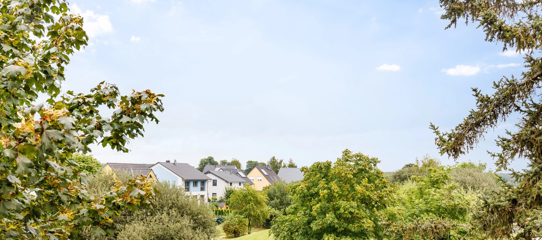 Idyllischer Grünblick auf den Park mit Spielplatz Idyllischer Grünblick auf den Park mit Spielplatz