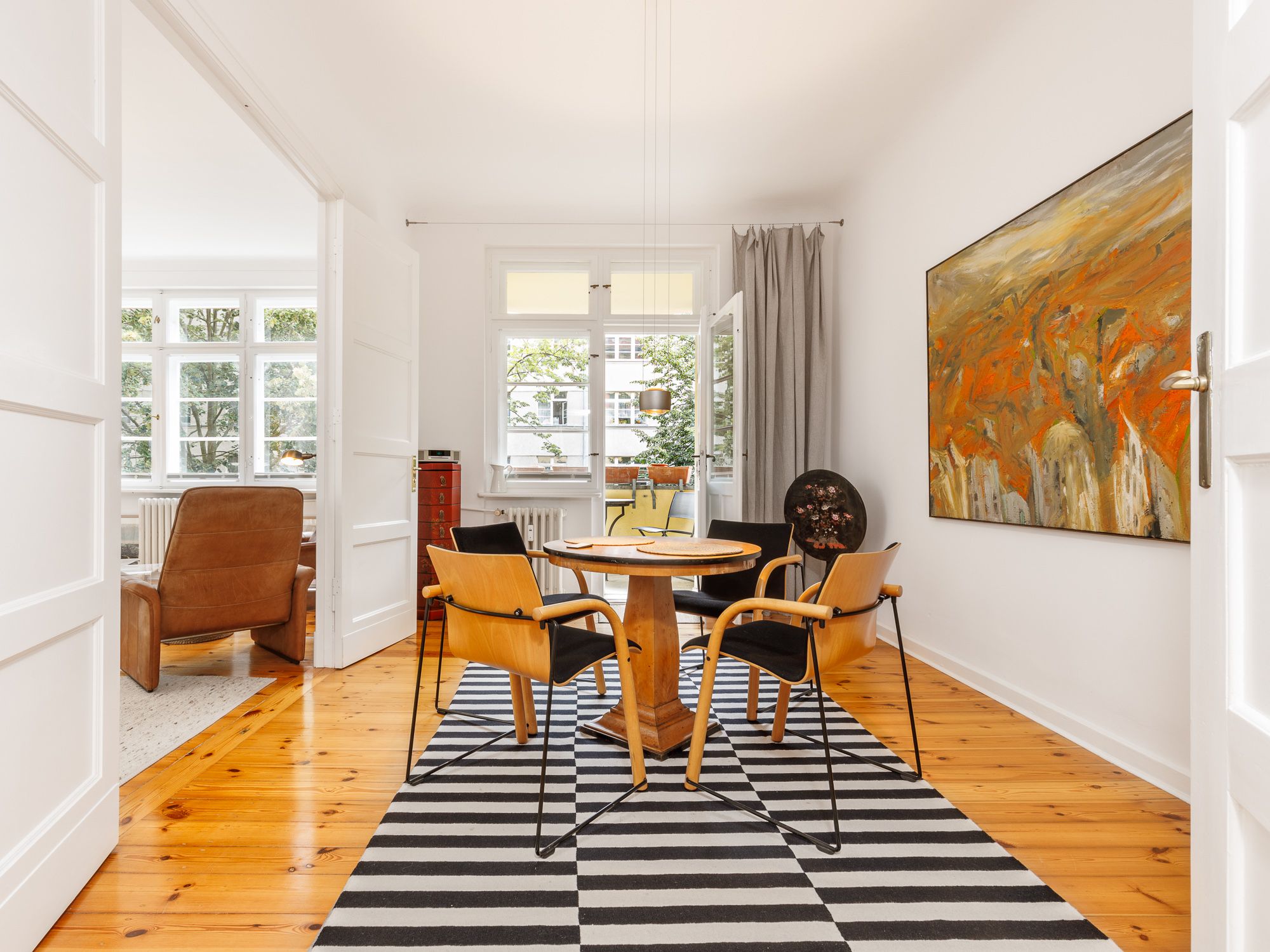 Esszimmer mit Zugang zur Loggia 