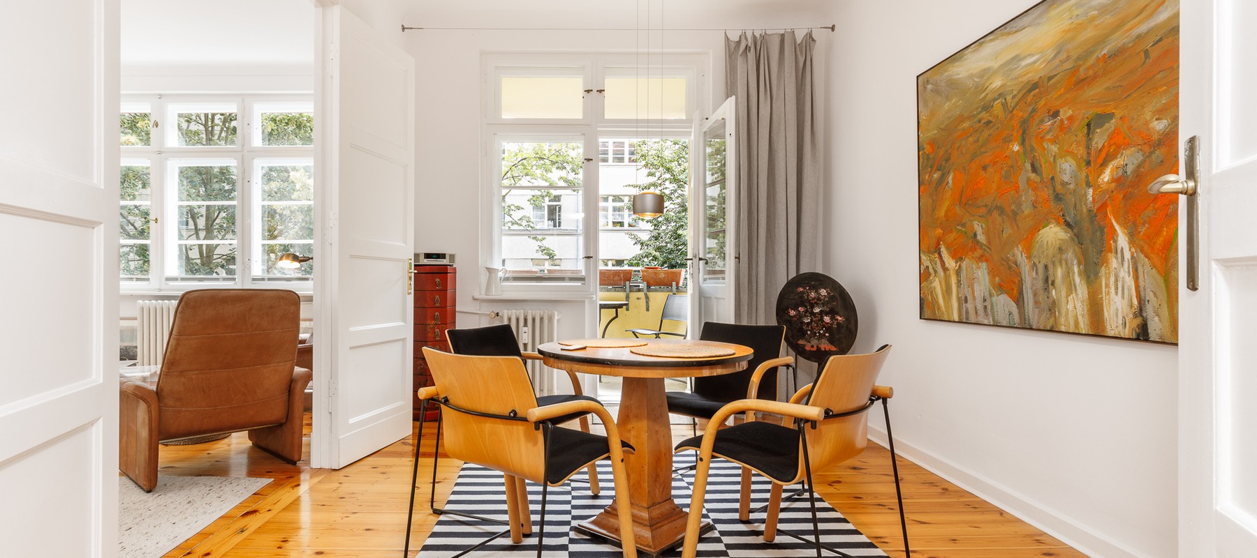 Esszimmer mit Zugang zur Loggia Esszimmer mit Zugang zur Loggia