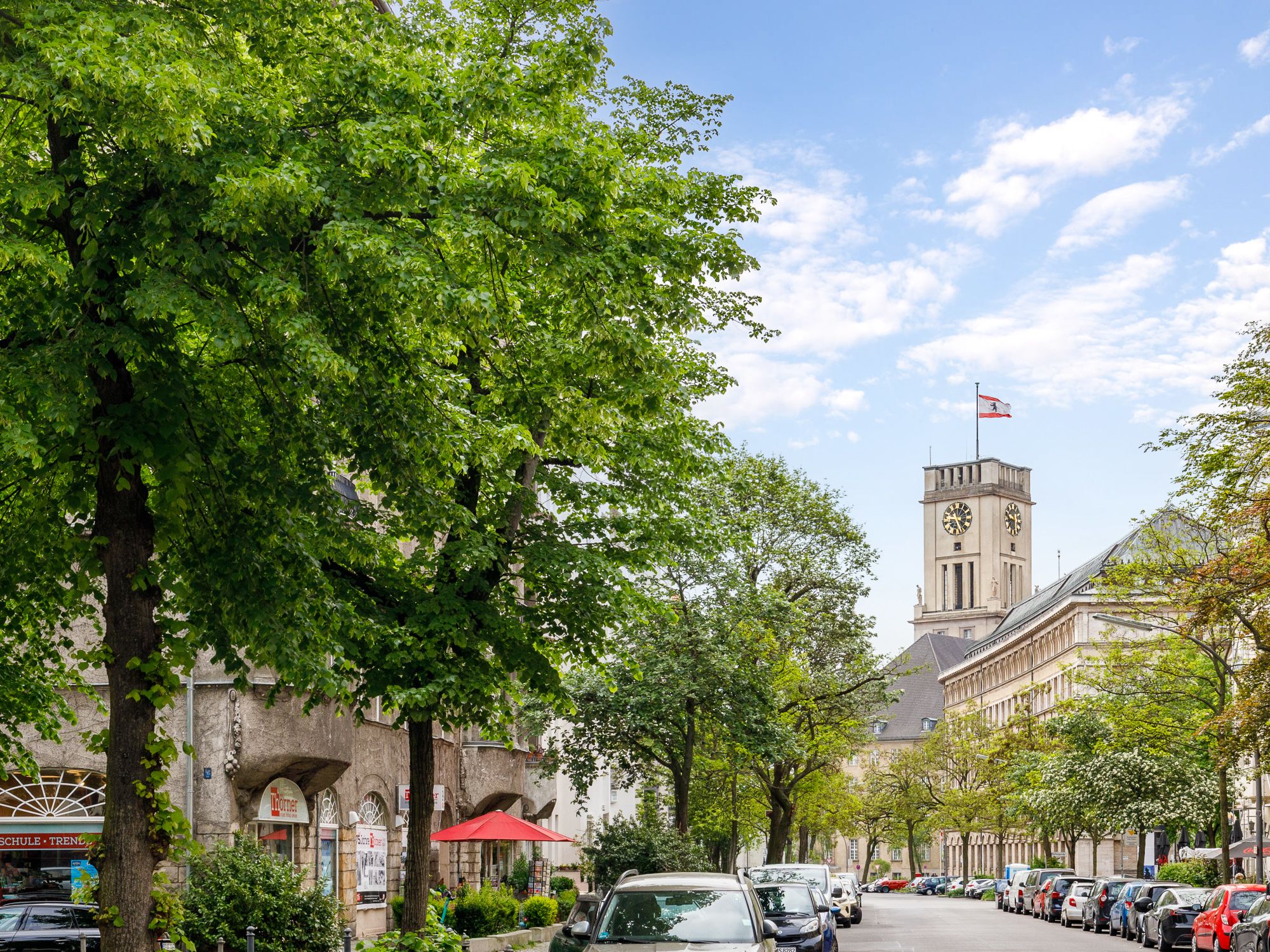 Ruhige Anliegerstraße mit Blick auf das Rathaus Schöneberg 