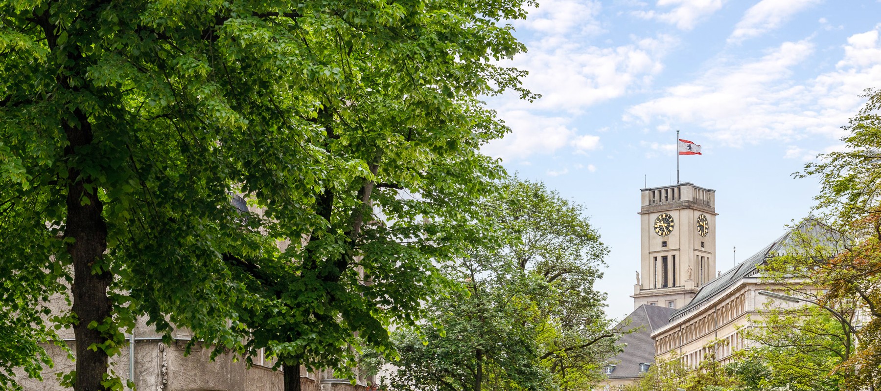 Ruhige Anliegerstraße mit Blick auf das Rathaus Schöneberg Ruhige Anliegerstraße mit Blick auf das Rathaus Schöneberg