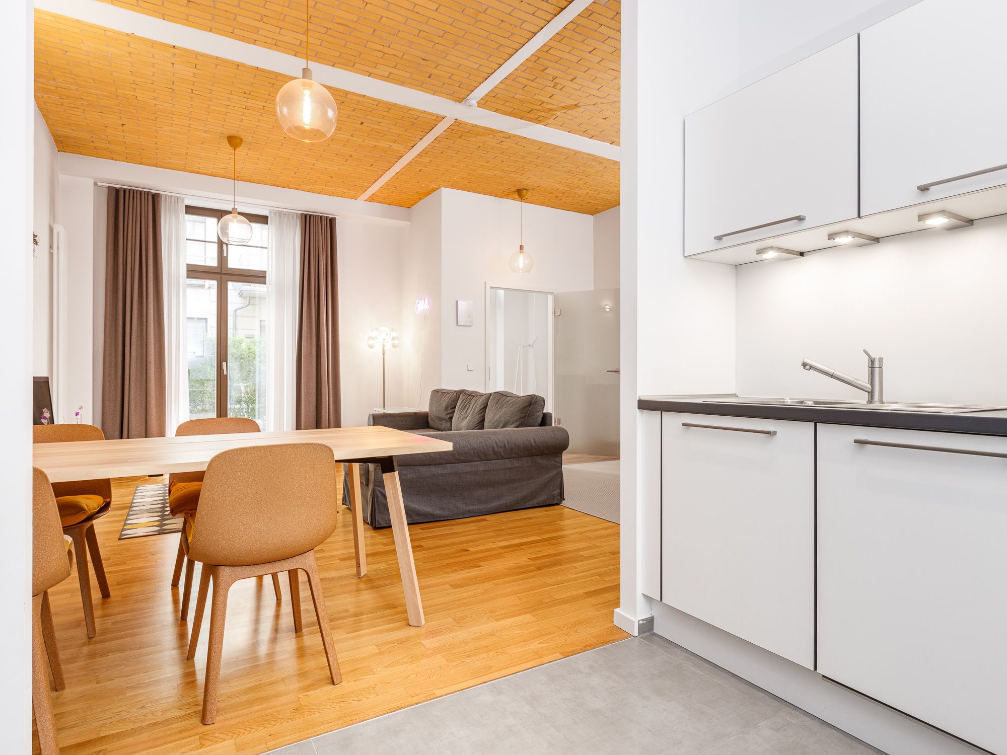Loftartiger Wohnbereich mit Gartenterrasse