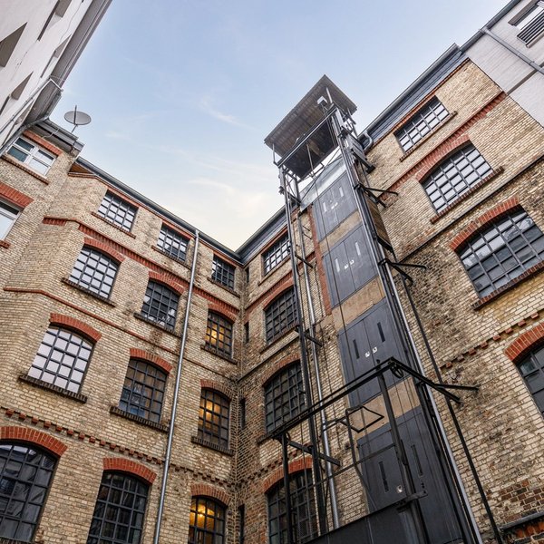 Backsteingebäude Lastenaufzug Fenster Industriegebäude