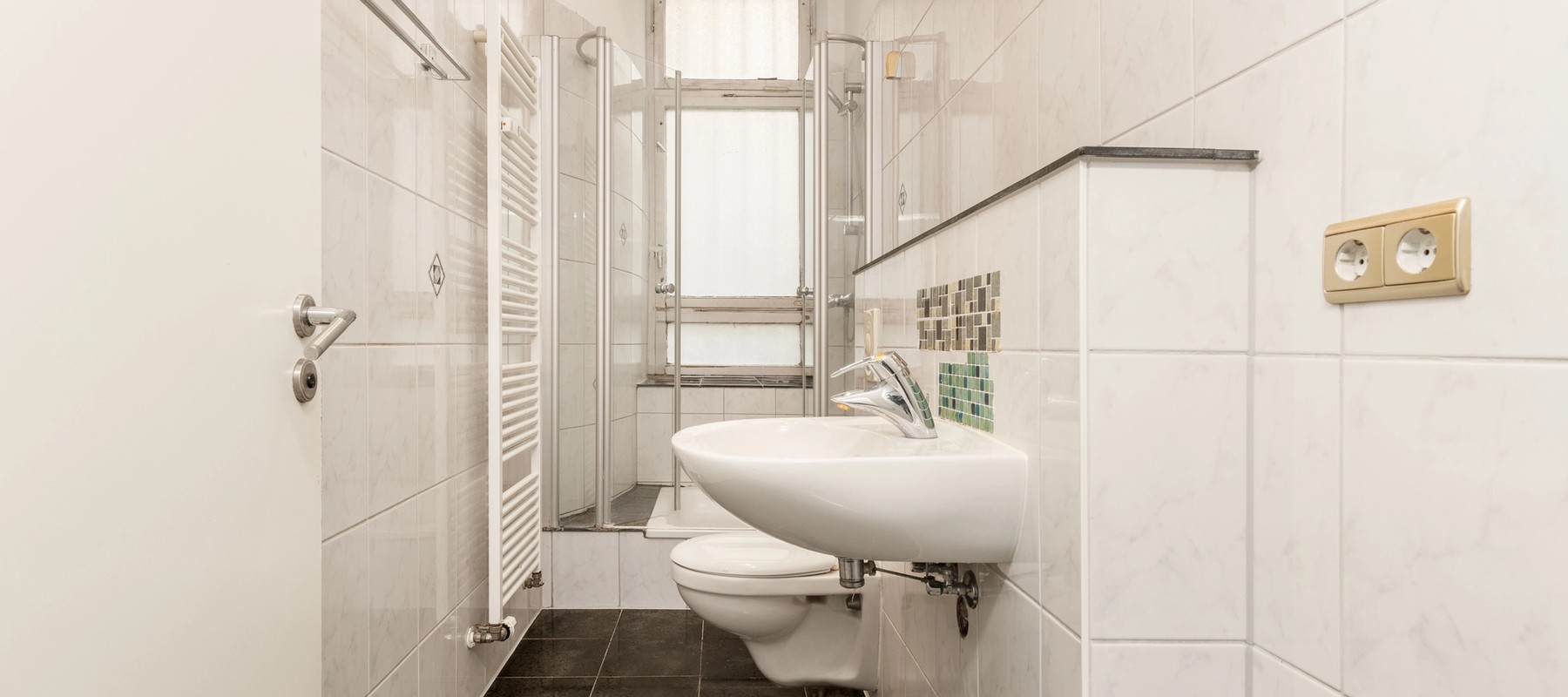 Badezimmer mit Dusche und Belüftungsmöglichkeit Badezimmer mit Dusche und Belüftungsmöglichkeit