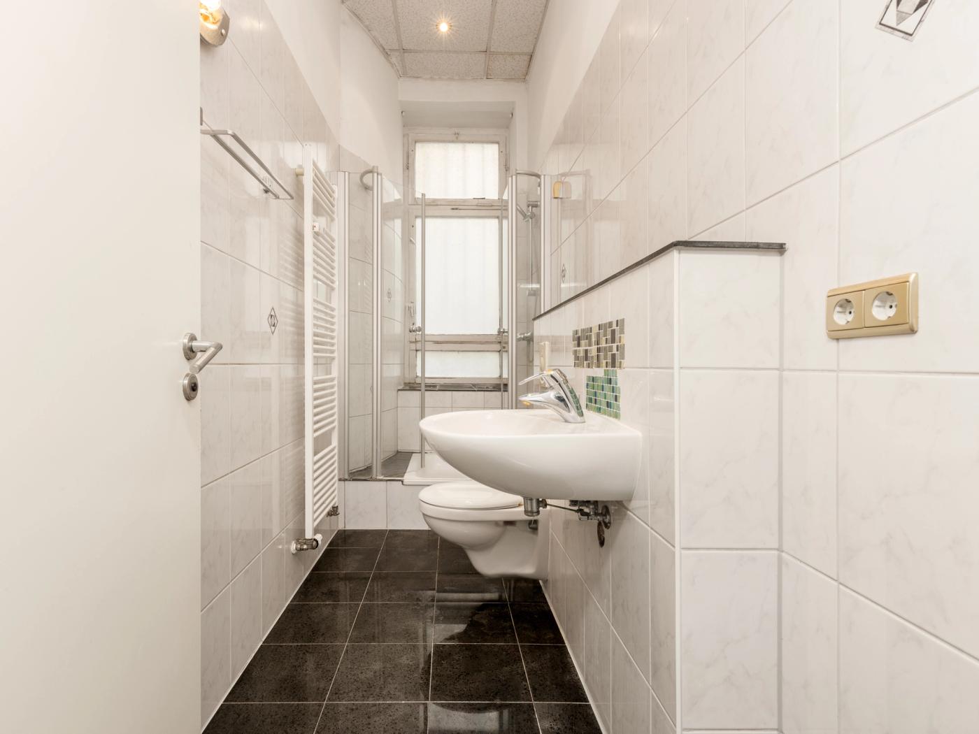 Badezimmer mit Dusche und Belüftungsmöglichkeit Badezimmer mit Dusche und Belüftungsmöglichkeit